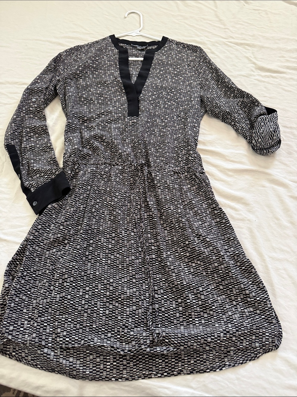 Vince 100% silk  Black and White Long-Sleeve V-Neck Patterned Dress